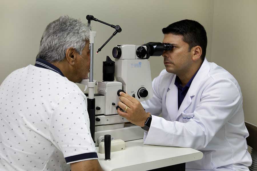 Dr. Marcelo Sampaio Patriota, Oftalmologista da Clínica Cenor de Resende - Rj fazendo um exame de Cataratas