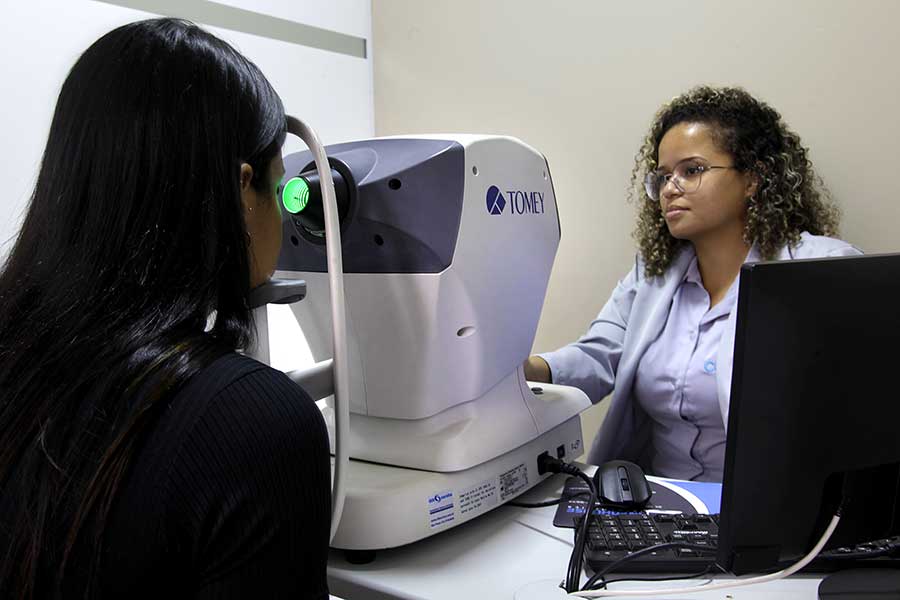 Oftalmologista da Clínica Cenor realizando um exame de córneas