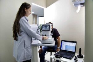 Oftalmologista em Resende realizando um exame de vista