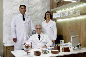Oftalmologista Dr. Spurgeon Leão Ferreira de Barros, Dr. Marcelo Sampaio Patriota e Dra. Louise de Barros Sampaio Patriota