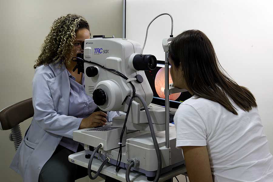Oftalmologista realizando uma retinografia no Centro Oftalmológico de Resende - RJ